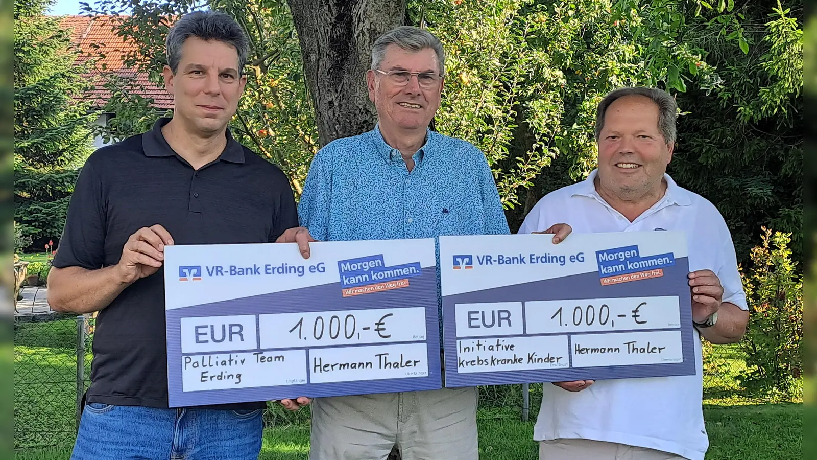 Zwei dicke Spendenschecks in Höhe von jeweils 1.000 Euro überreichte Jubilar Hermann Thaler an Steffen Ziener vom Palliativteam Erding (l.) sowie an Thomas Stemmber von der Kinderkrebshilfe (r.).  (Foto: Privat)