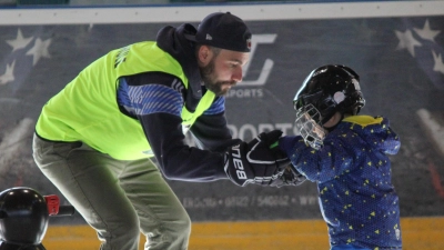 Wohl behütete erste Schritte! (Foto: Erding Gladiators)