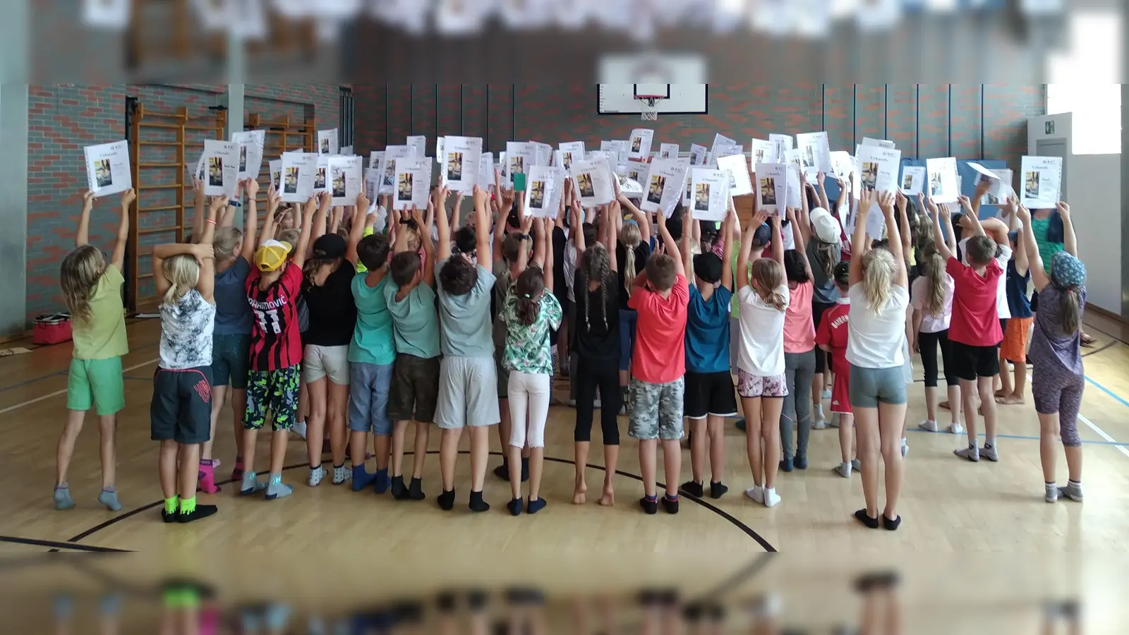 An vier Tagen in 16 Stunden haben 98 Viertklässler der Grundschule Grafing ihre Schwimmfähigkeiten verbessern können.  (Foto: BRK)