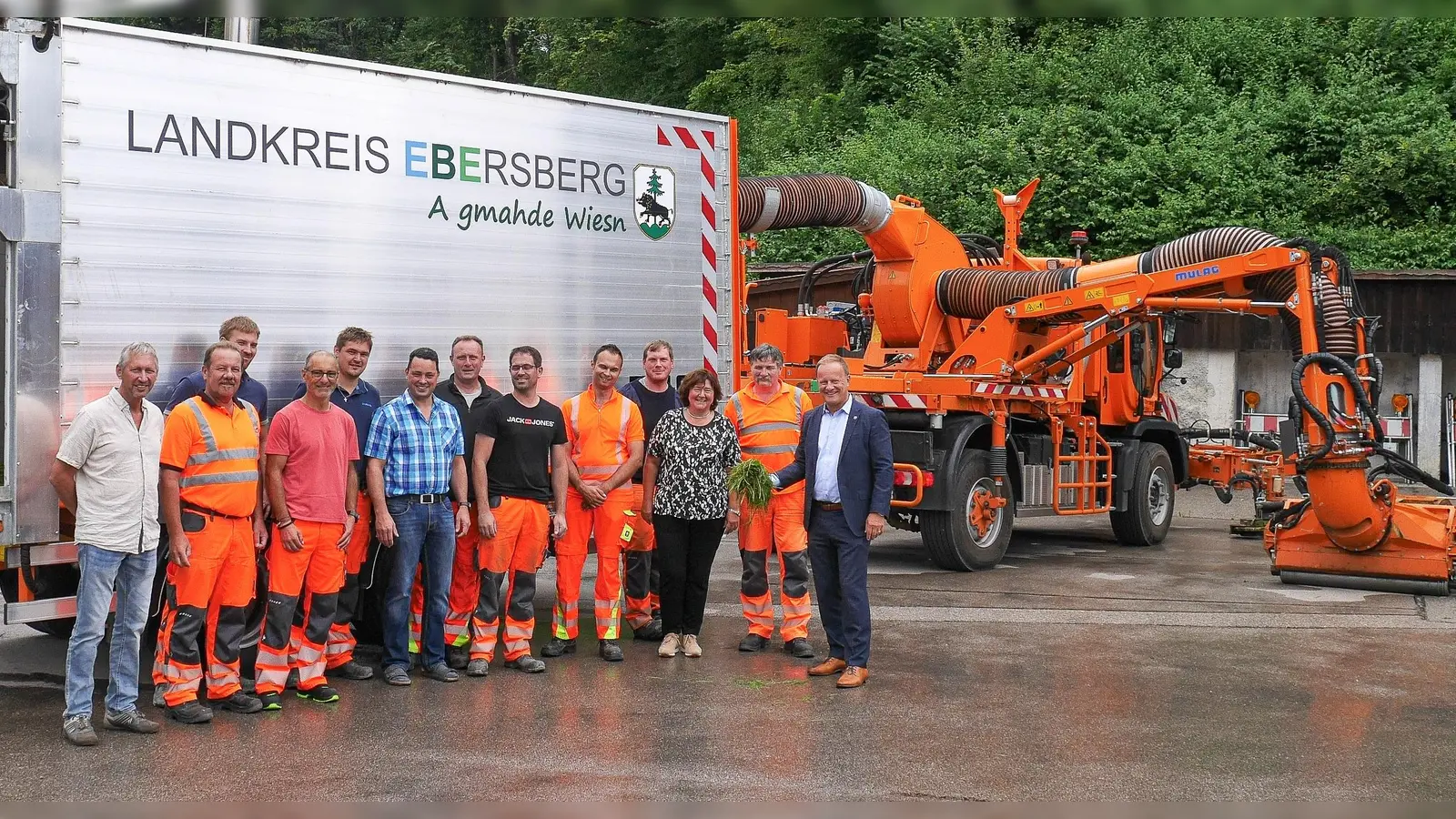 Johannes Bachmaier, Leiter der Straßenmeisterei Ebersberg mit Mitarbeitern, Brigitte Keller, Abteilungsleiterin im Landratsamt und Landrat Robert Niedergesäß besichtigen die neue Mähmaschine (von links).  (Foto: Landratsamt Ebersberg)