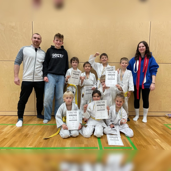 Die kleinen Judoka vom TSV Grafing und ihre Trainer konnten stolz sein auf ihre erbrachte Leistung beim Hans-Gallenberger-Turnier. (Foto: Alva Birghan. )