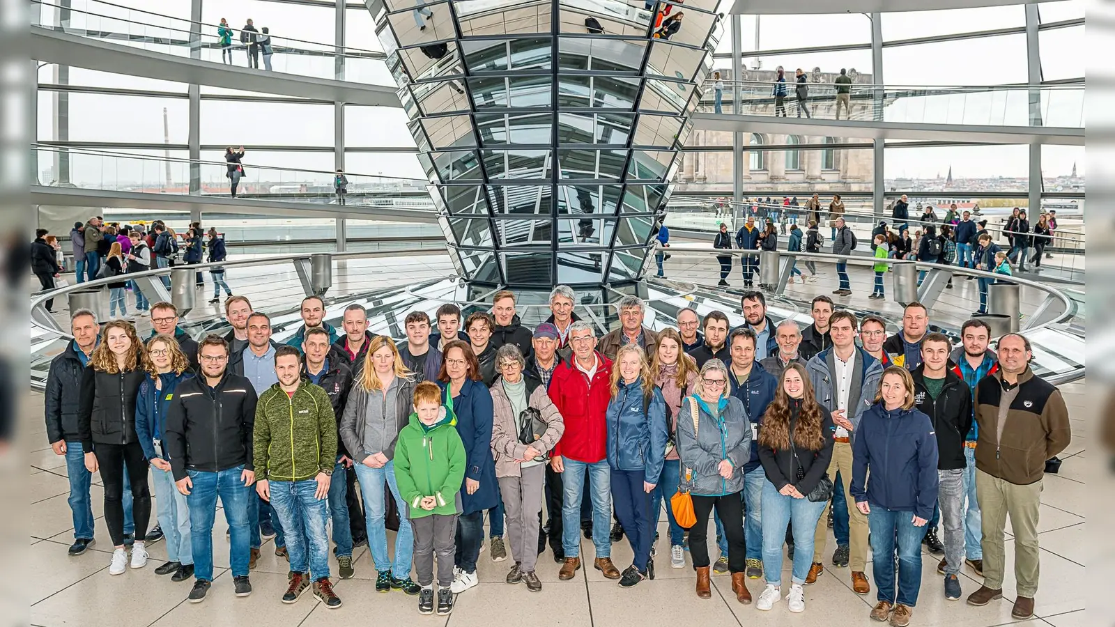 Die Reisegruppe bei ihrem Besuch im Reichstagsgebäude. (Foto: Sabine Mittermeier)