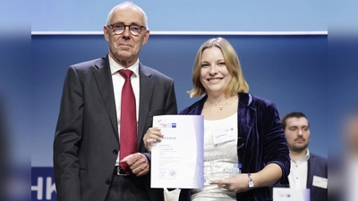 DIHK-Präsident Peter Adrian mit der Geehrten Hannah Weikmann, die bei der Himolla Polstermöbel GmbH in Taufkirchen zur Polsterin ausgebildet wurde. (Foto: Jens Schicke/DIHK)