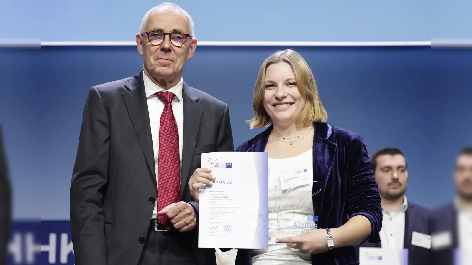 DIHK-Präsident Peter Adrian mit der Geehrten Hannah Weikmann, die bei der Himolla Polstermöbel GmbH in Taufkirchen zur Polsterin ausgebildet wurde. (Foto: Jens Schicke/DIHK)