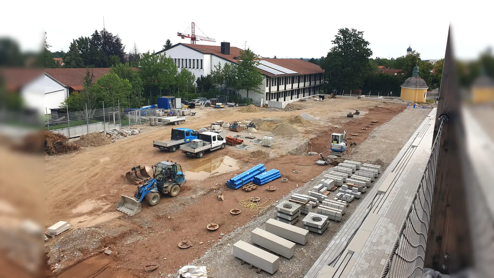 Die Fläche, die bis zum Schulstart größtenteils fertiggestellt sein wird. Die Belagsarbeiten mit Pflaster und Markierungen folgen direkt im Anschluss. (Foto: Markt Schwaben)