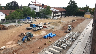 Die Fläche, die bis zum Schulstart größtenteils fertiggestellt sein wird. Die Belagsarbeiten mit Pflaster und Markierungen folgen direkt im Anschluss. (Foto: Markt Schwaben)