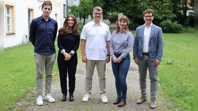 Rechtsreferendare am Landratsamt: Ausbildungsleiter Michael Hildenbrand (Mi.) begrüßte die Rechtsreferendare (v.li.) Dr. Marcel Breiter, Elena Haas, Fabia Prietze und Florian Langguth. Auf dem Bild fehlen Sarah Knäusl und Patricia Heggeler. (Foto: LRA Freising)