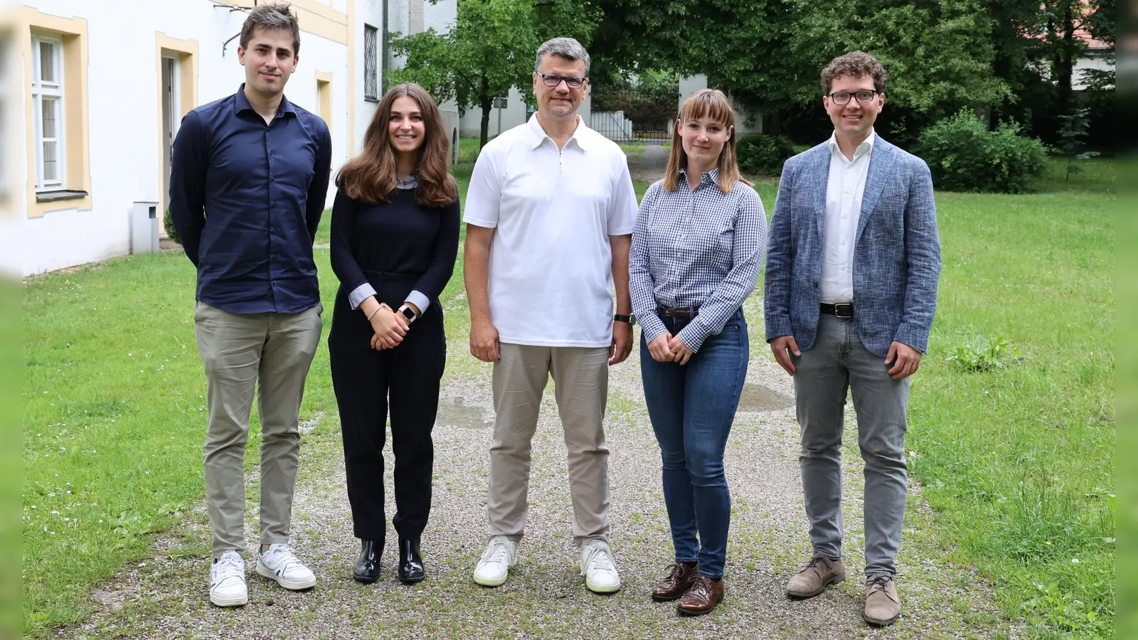 Rechtsreferendare am Landratsamt: Ausbildungsleiter Michael Hildenbrand (Mi.) begrüßte die Rechtsreferendare (v.li.) Dr. Marcel Breiter, Elena Haas, Fabia Prietze und Florian Langguth. Auf dem Bild fehlen Sarah Knäusl und Patricia Heggeler. (Foto: LRA Freising)