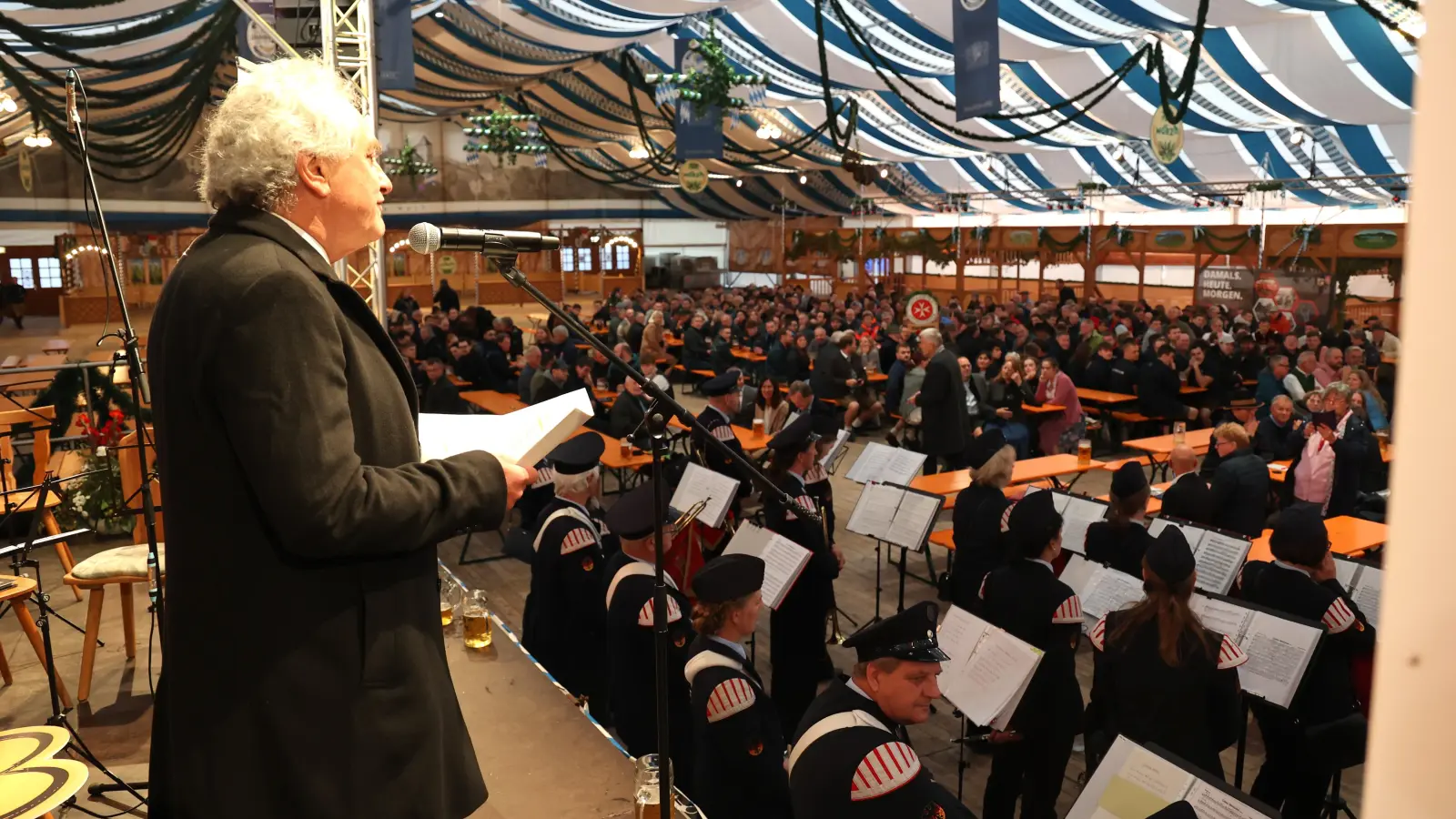 Landrat Helmut Petz konnte am Montagabend rund 1200 Einsatzkräfte beim Helferfest begrüßen. (Foto: Landratsamt Freising)