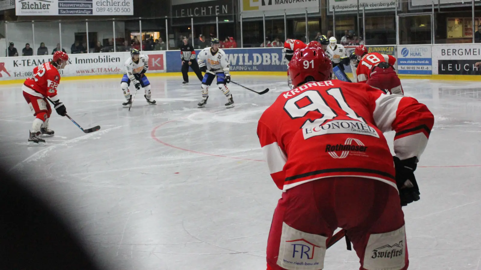 Lynnden Pastachak, Johannes Kroner (#91) und beim Bully Bob Wren (#18) im Hinspiel gegen die Geretsried River Rats. Ob die Grafinger zum terminierten Rückspiel am Freitag nach einigen Corona-Fällen antreten können, steht noch nicht fest. (Foto: smg)