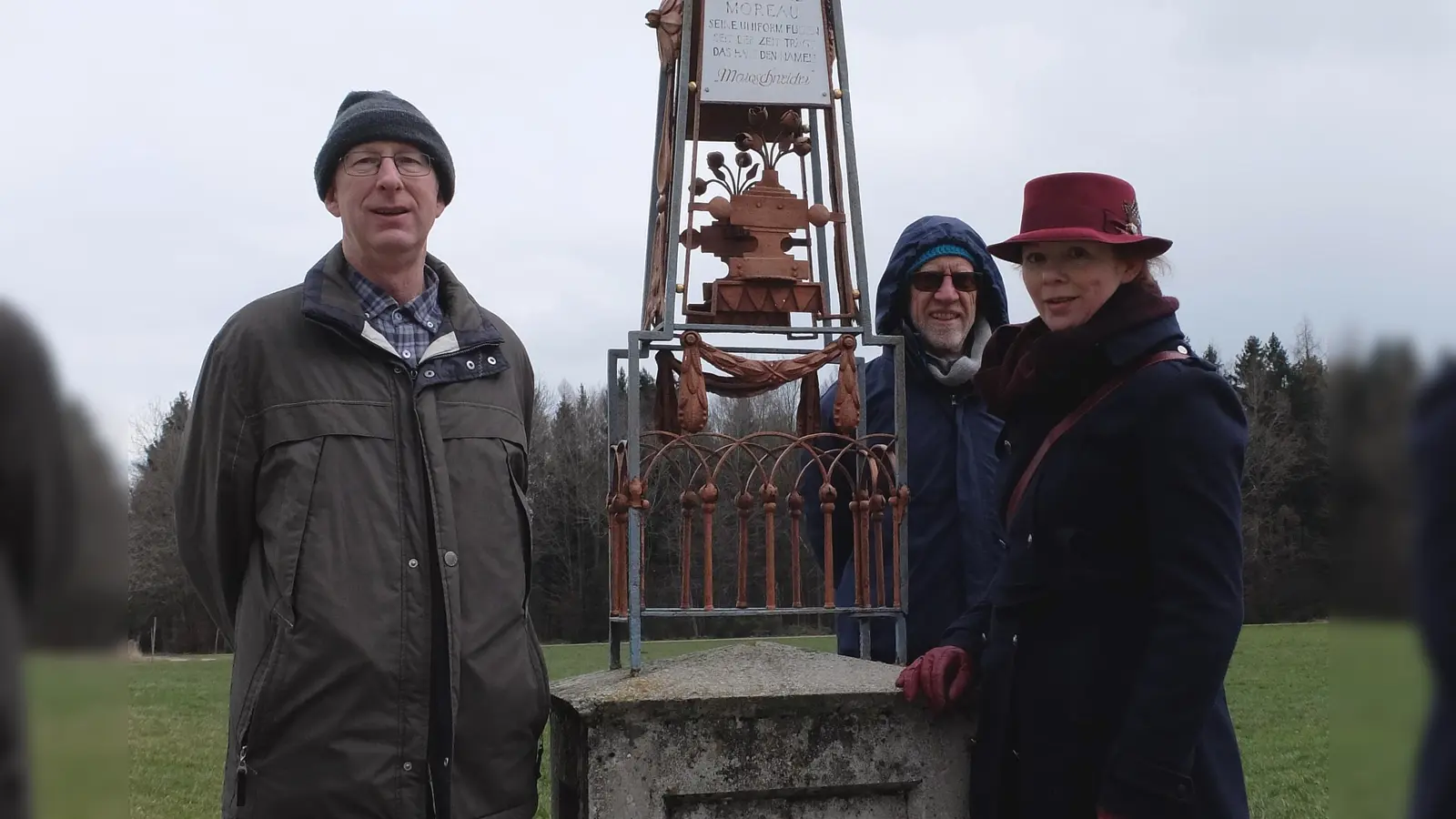 Von links: Franz Wenhardt, Uli Klapp und Dorothea Hutterer am Denkmal zur Landesvermessung bei Mittbach, heute ein Teil des Marktes Isen. (Foto: Harald Krause/AVE)