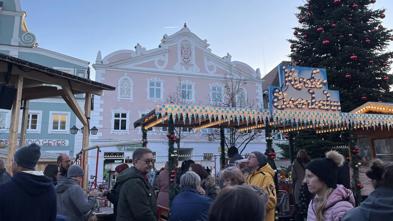Der Erdinger Christkindlmarkt am Kleinen Platz und Schrannenplatz beginnt bereits am 21. November. (Foto: hw)
