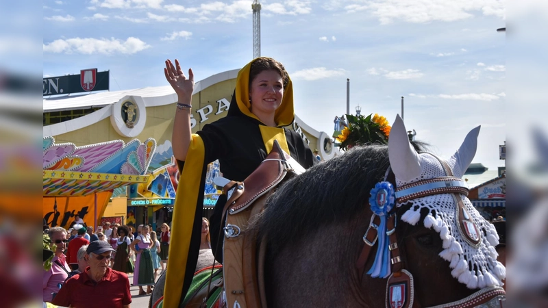 Hoch zu Ross zieht das Münchner Kindl, Franziska Inselkammer, zur Eröffnung der Wiesn ein.  (Foto: Inselkammer)