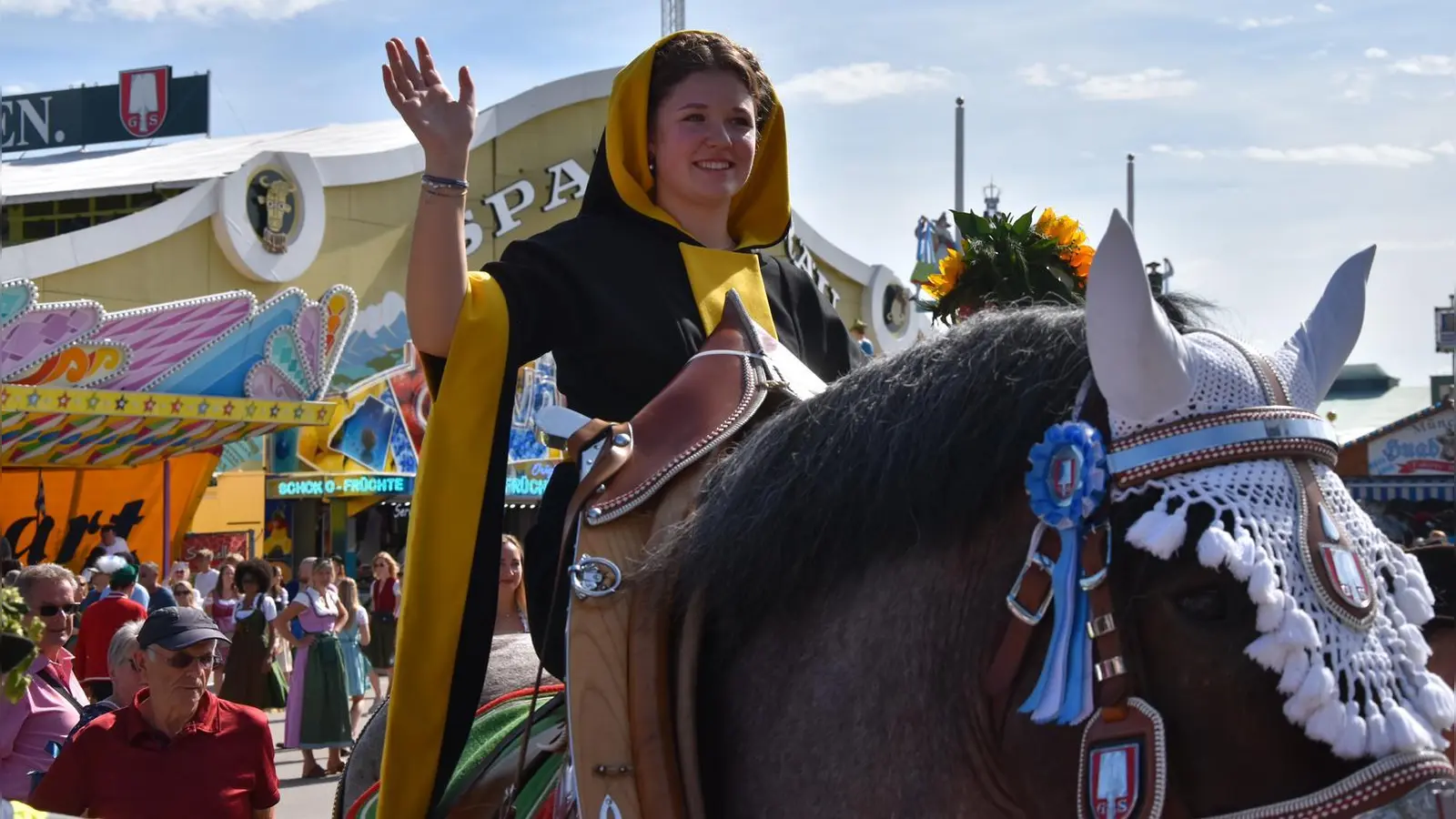 Hoch zu Ross zieht das Münchner Kindl, Franziska Inselkammer, zur Eröffnung der Wiesn ein.  (Foto: Inselkammer)