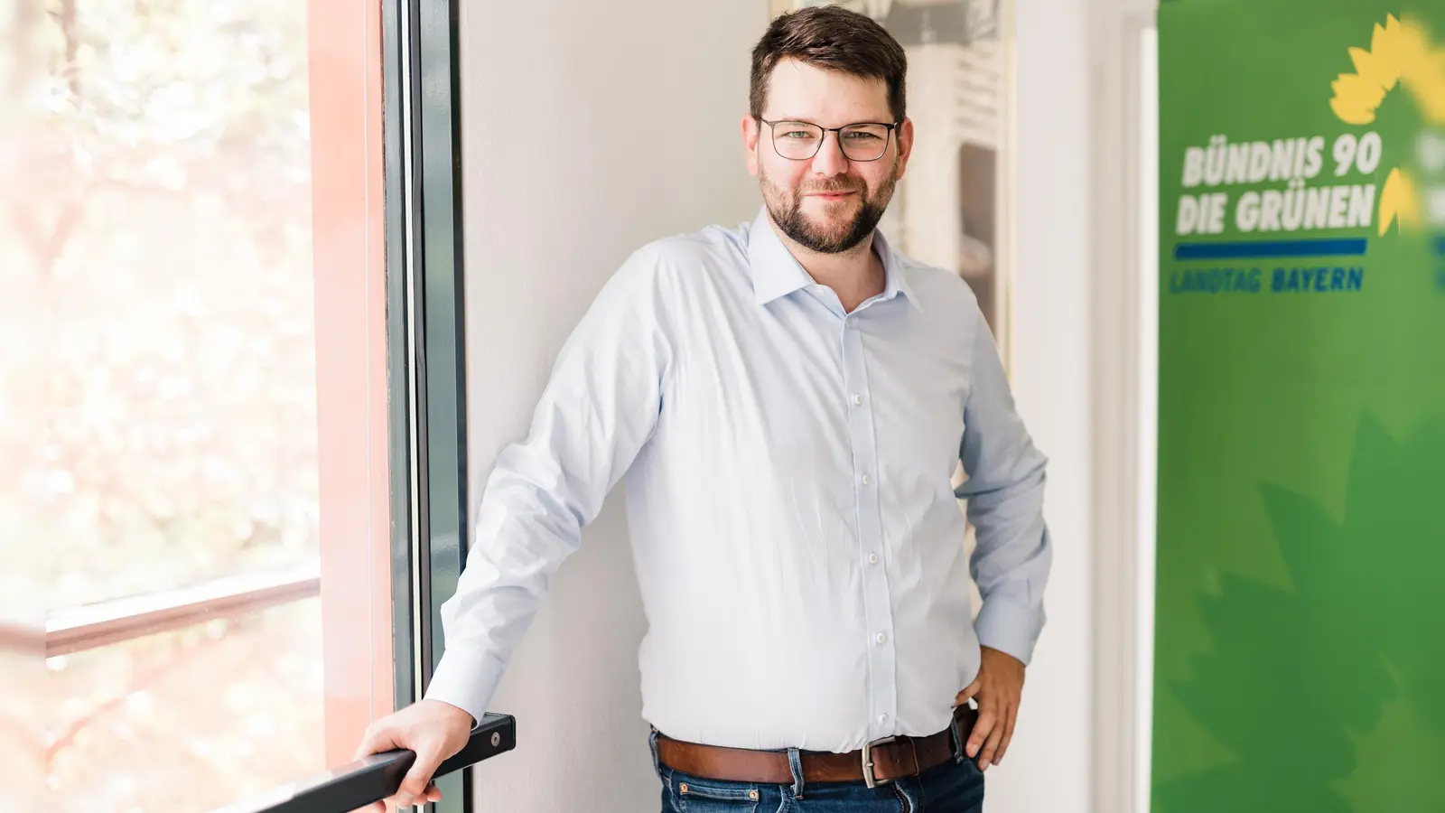 Der Grünen-Abgeordnete Johannes Becher fordert statt der ICE-Anbindung eine Verbesserung der bestehenden S-Bahn. (Foto: Kathrin Schierl Fotografie)