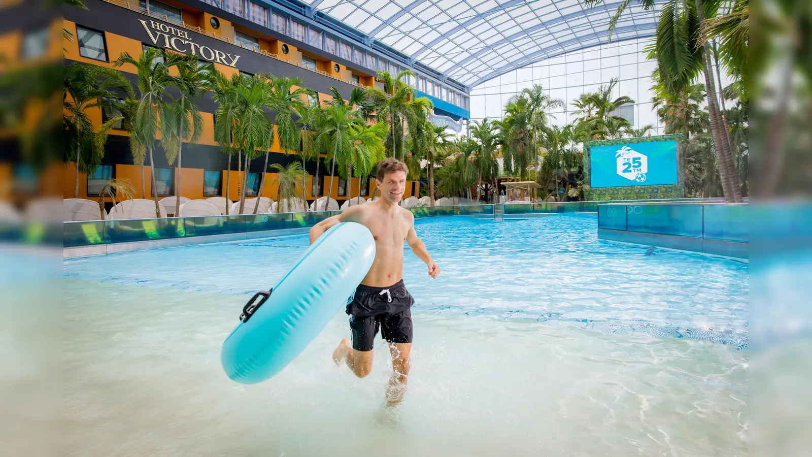 Thomas Müller ist stolz, ein Teil dieser tollen Ticketaktion zu sein. (Foto: Therme Erding)