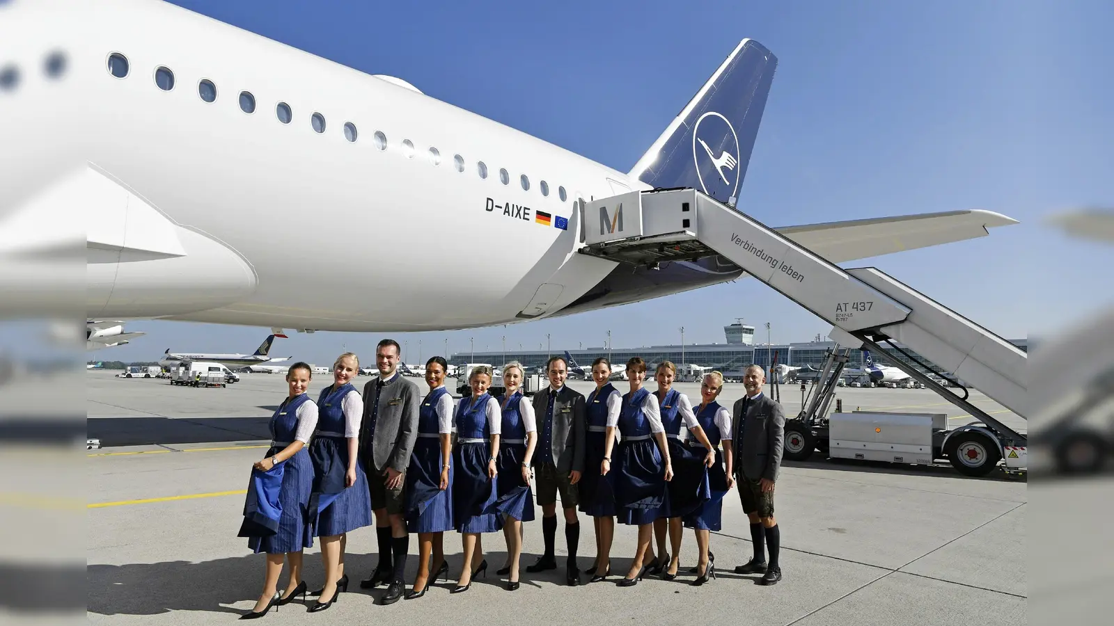 Die Lufthansa Trachtencrew bietet Oktoberfestfeeling auch über den Wolken. (Foto: FMG/ATF)