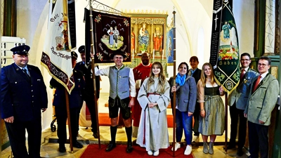 Mit dabei waren: (v.l.) Freiwillige Feuerwehr, Heimatverein und Schützenverein „Gemütlichkeit“ (r.) und die Abordnung der Isar Frauen Hummel, der auch Frauen aus Gaden angehören (2.v.r.). Die Eucharistiefeier leitete Pater Ignatius, assistiert von Dana Hall. (Foto: R. Lex)