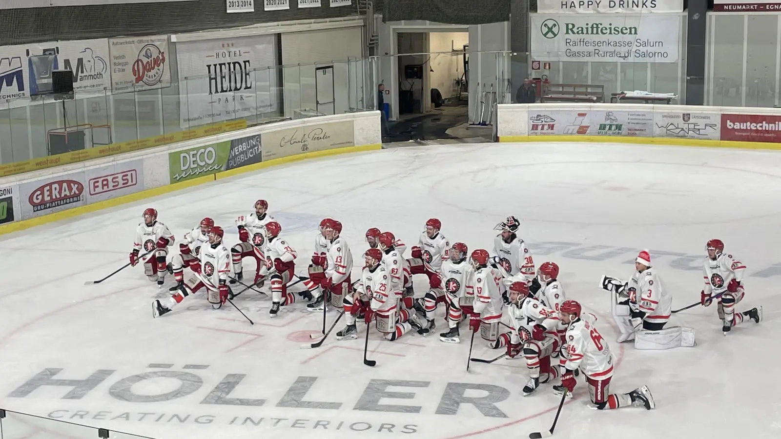 Mit den Fans in der Kurve feiern wollen die Spieler des EHC Klostersee auch in der Bayernliga-Saison 2024/25. (Foto: smg/EHC)