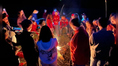 Viel erlebten die Teilnehmer am BRK-Jugendlager am Rannasee im Landkreis Passau. Am Lagerfeuer wurde dabei leckeres Stockbrot gebacken. (Foto: BRK Kreisverband Ebersberg)