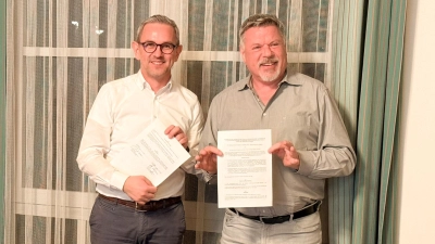 Bürgermeister Jan Paeplow und Bürgermeister Piet Mayr wollen gemeinsam die Sanierung des Hallenbades Kirchseeon stemmen. (Foto: Gem. Kirchseeon )