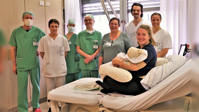 Die Simulation geburtshilflicher Notfälle am Klinikum Landkreis Erding ermöglicht dem Team, äußerst seltene Notfallsituationen zu üben. (Foto: LRA Erding)