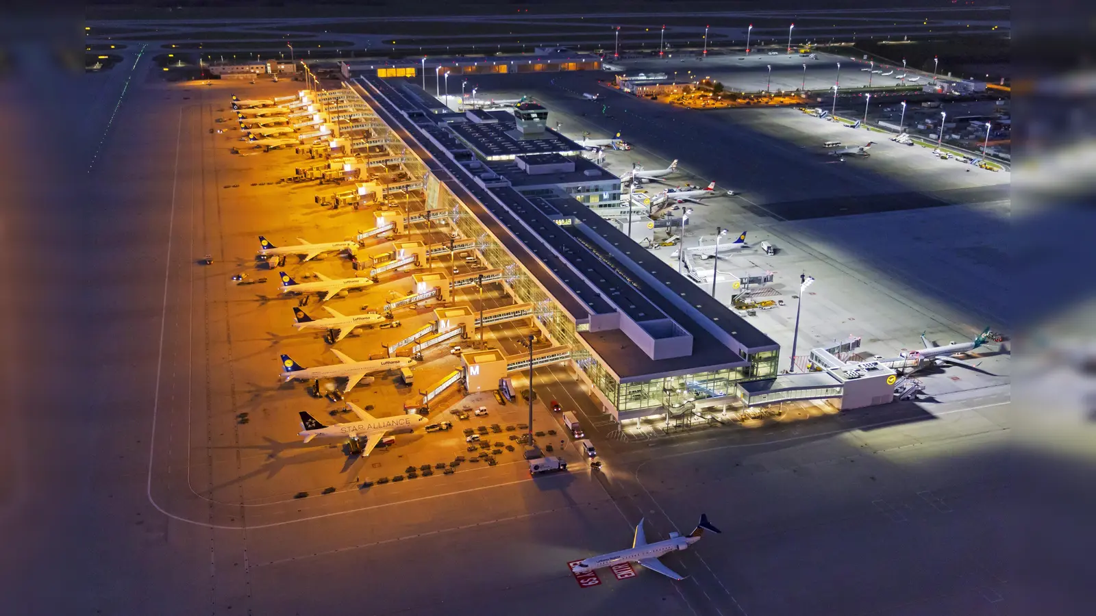 Durch Umrüstung der Vorfeldbeleuchtung auf energiesparende LED-Technik wurde schon seit längerem viel Energie eingespart. Das soll nun noch erheblich ausgeweitet werden. (Foto: ar/FMG)