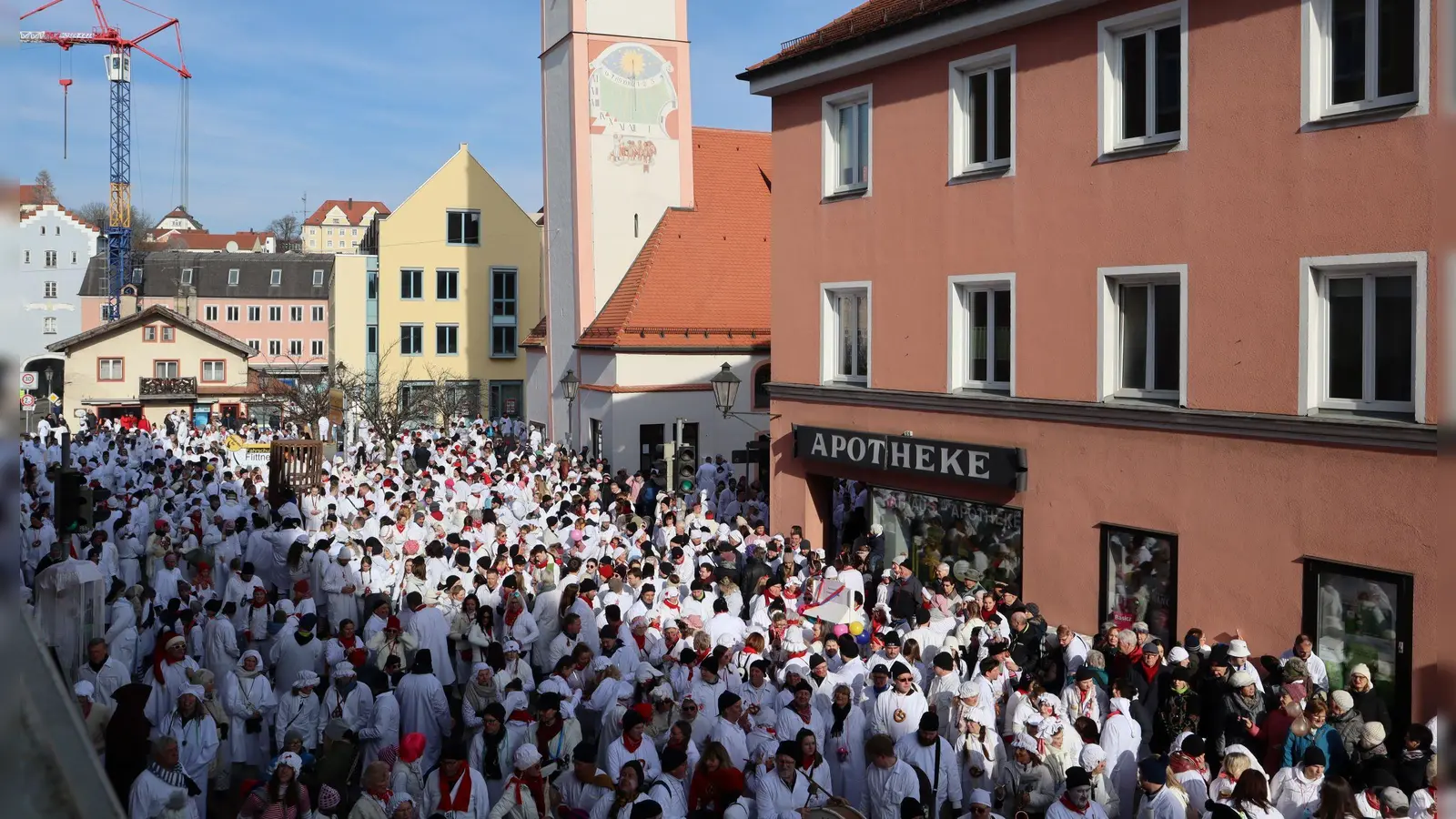 Ein Meer aus Menschen zeiht am Hemadlenz&#39;n durch Dorfen. (Foto: Stadt Dorfen)