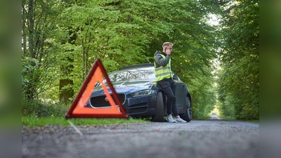 Die Gefahr eines Wildunfalls besteht ganzjährig, zur Brunftzeit im Herbst ist sie allerdings besonders hoch. (Foto: djd/Itzehoer Versicherungen)