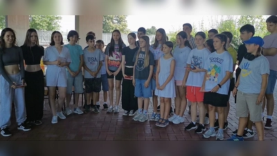 Für die ukrainischen Schülerinnen und Schüler, die das Gymnasium Dorfen verlassen, organisierte das Lehrerteam der Brückenklasse ein Abschiedsfest. (Foto: Gymnasium Dorfen)