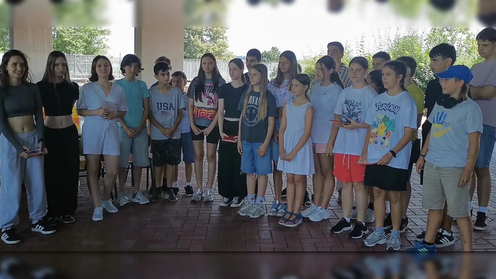 Für die ukrainischen Schülerinnen und Schüler, die das Gymnasium Dorfen verlassen, organisierte das Lehrerteam der Brückenklasse ein Abschiedsfest. (Foto: Gymnasium Dorfen)