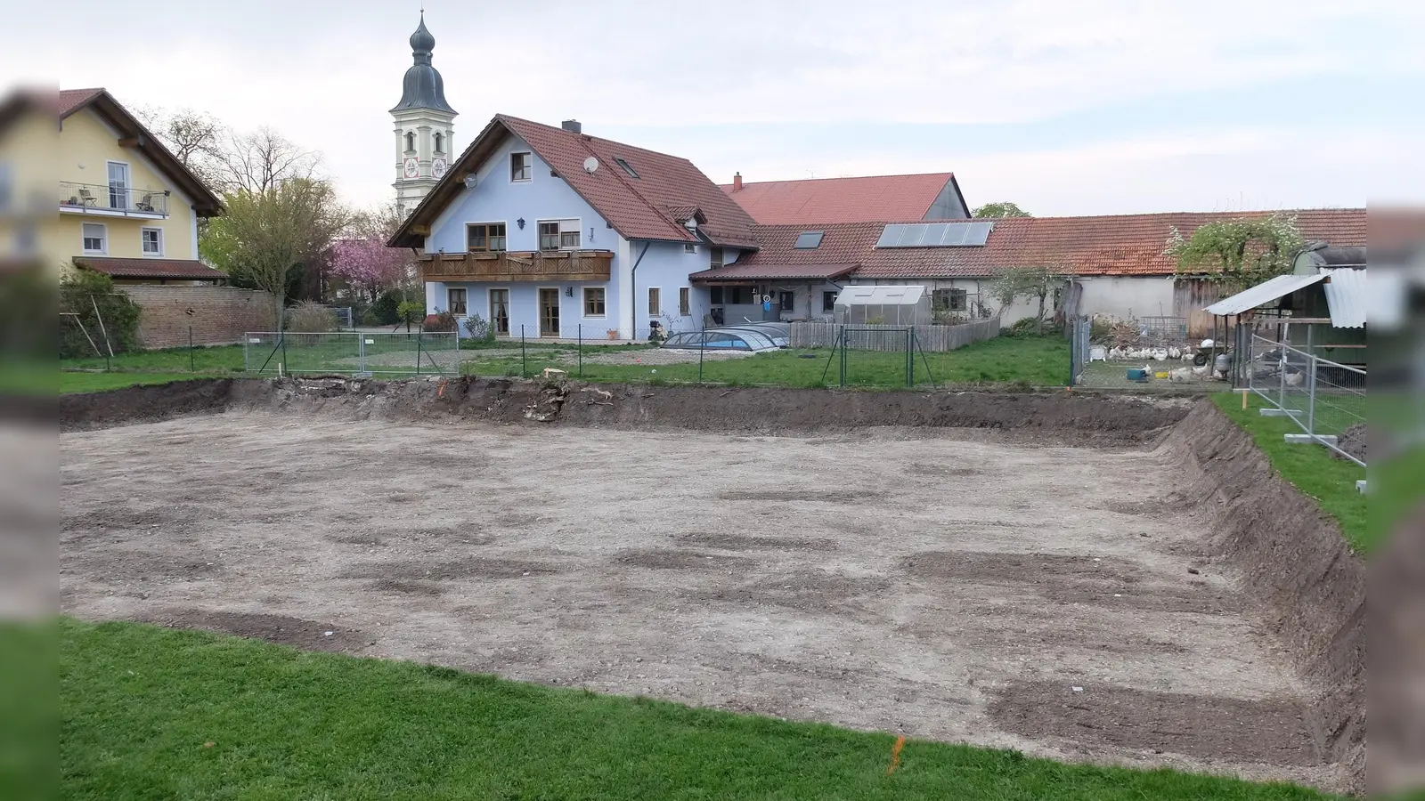 Dunkle Flecken im Kies verrieten es: 2022 mussten beim Bau eines Einfamilienhauses in Langengeisling knapp 20 Körpergräber des Frühen Mittelalters auf Kosten des Bauherren ausgegraben werden. (Foto: H. Krause)