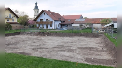 Dunkle Flecken im Kies verrieten es: 2022 mussten beim Bau eines Einfamilienhauses in Langengeisling knapp 20 Körpergräber des Frühen Mittelalters auf Kosten des Bauherren ausgegraben werden. (Foto: H. Krause)