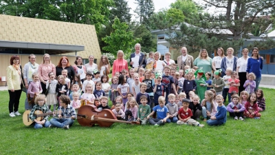 Familienministerin Ulrike Scharf (Mitte links) zu Besuch im Kindergarten St. Antonius in Erding. (Foto: StMAS/Martina Noetel)