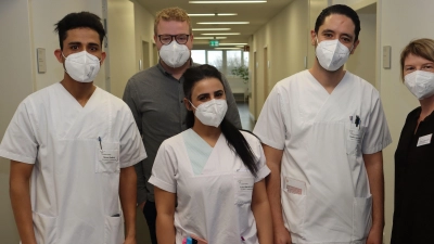 Die Absolventen Saddam Noumi (li.), Fatma Khammouma (Mi.) und Radhoune Bahrini (2. v. re.) mit den Fachbereichsleitungen der Pflege Stefan Hörömpö (2. v. li.) und Kerstin Lechtschewski (re.). Ebenfalls bestanden hat Moez Harhouri (nicht i. Bild). (Foto: Klinikum Freising)