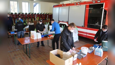 Sortieren, verpacken: Feuerwehren wie hier im Markt Nandlstadt unterstützen den Flughafenverein bei einer bisher beispiellosen Hau-Ruck-Aktion.  (Foto: kw)