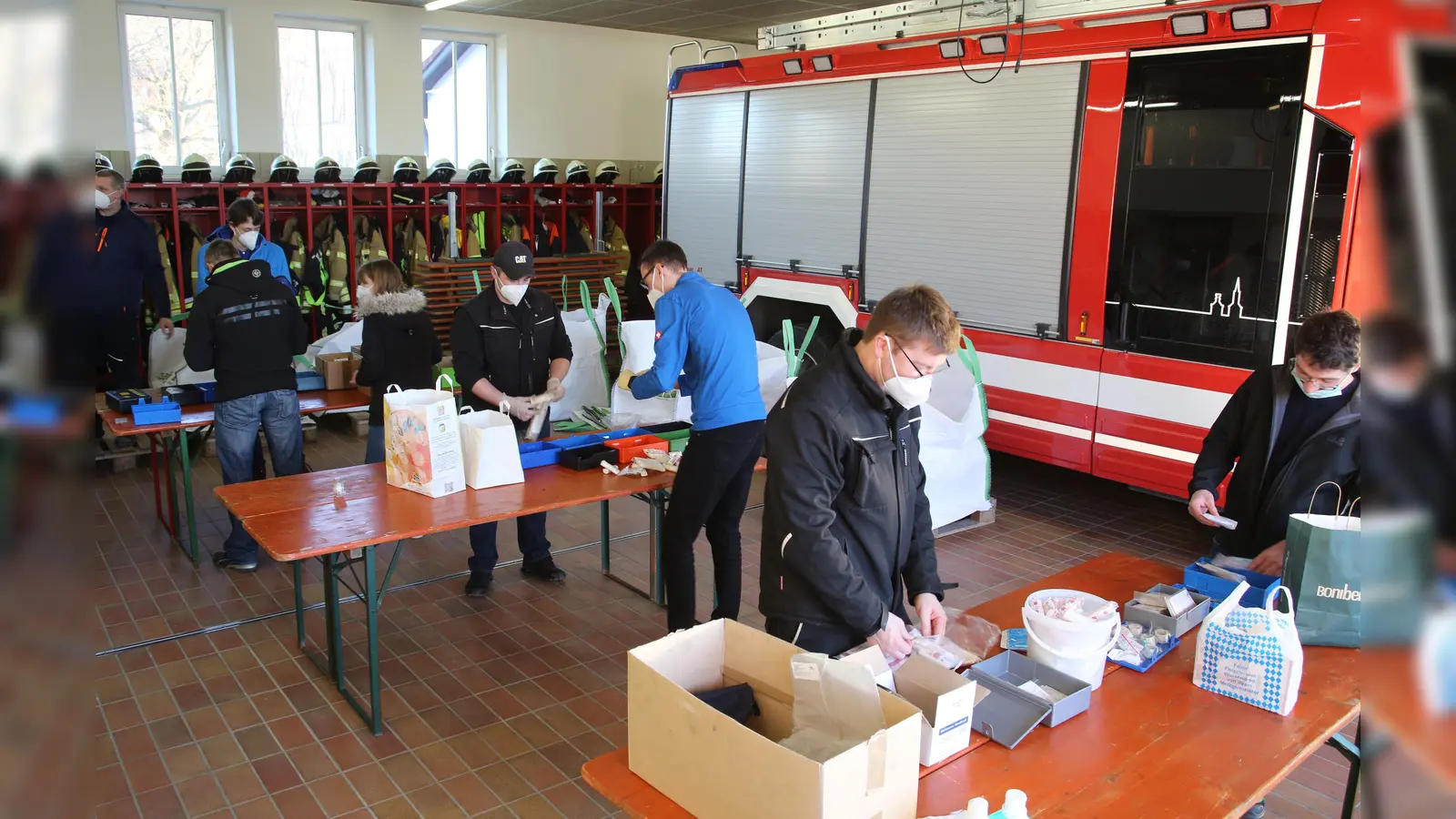 Sortieren, verpacken: Feuerwehren wie hier im Markt Nandlstadt unterstützen den Flughafenverein bei einer bisher beispiellosen Hau-Ruck-Aktion.  (Foto: kw)