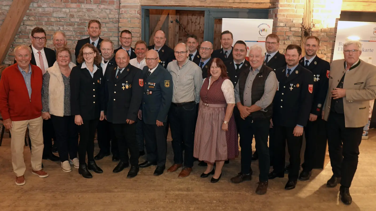 35 Ehrenamtliche erhielten die blaue Ehrenamtskarte. (Foto: LRA Erding)