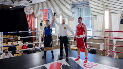 Von links nach rechts: der Sieger Marcel Fratz, Ringrichter Alexander Darbisch und Can Kabaoglu. (Foto: Dell (privat))