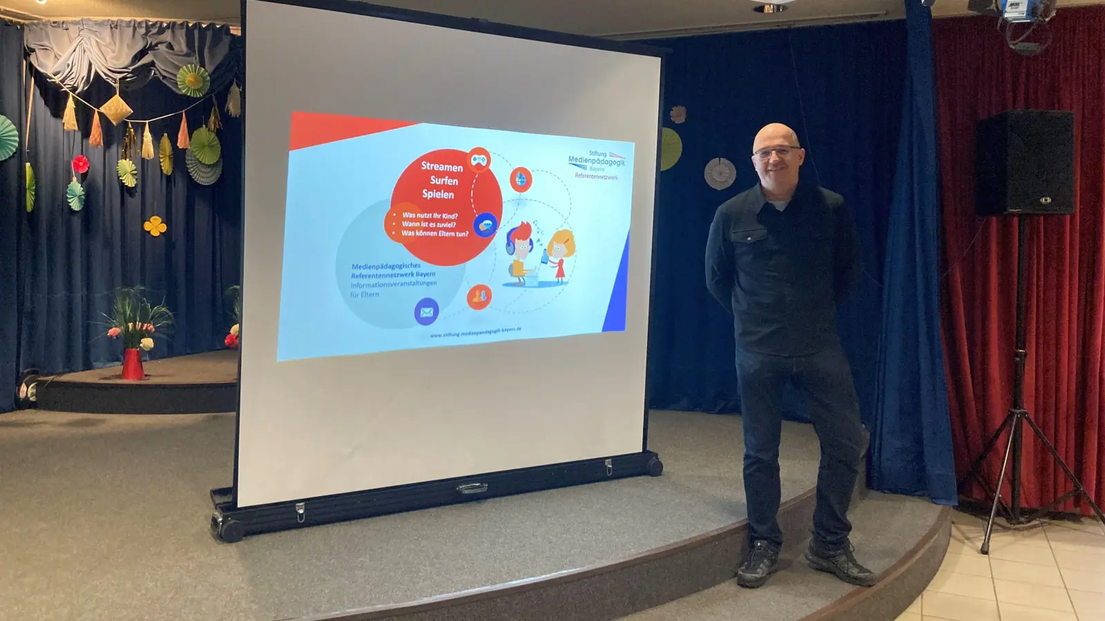 Referent Stefan Holländer gab umfangreiche Informationen zum Thema Mediennutzung. (Foto: LRA)