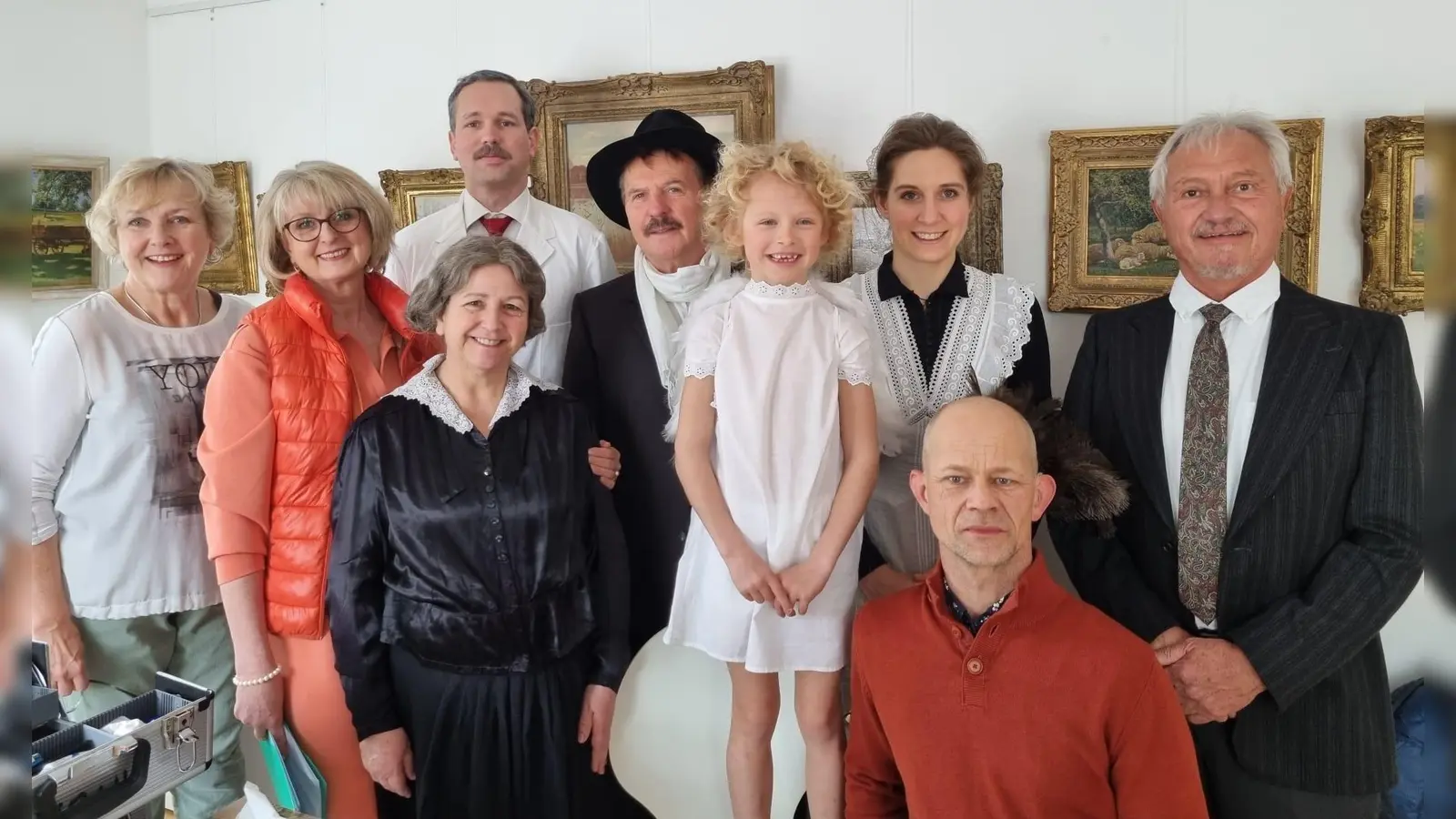 Jutta Emberger (Maske), Renate Eßbaumer (Regie), Robert Neugebauer (F. X. Stahl), Angelika Ferstl (Mutter Stahl), Huber Netter (Freund), Magdalena Köck (Amor), Anna-Lisa Burgmair (Haushälterin), Oliver Scheufler (Kostüm) und Max Ganser als Josef Stahl (v. li.) veranschaulichen das Leben im Hause Stahl. (Foto: red)