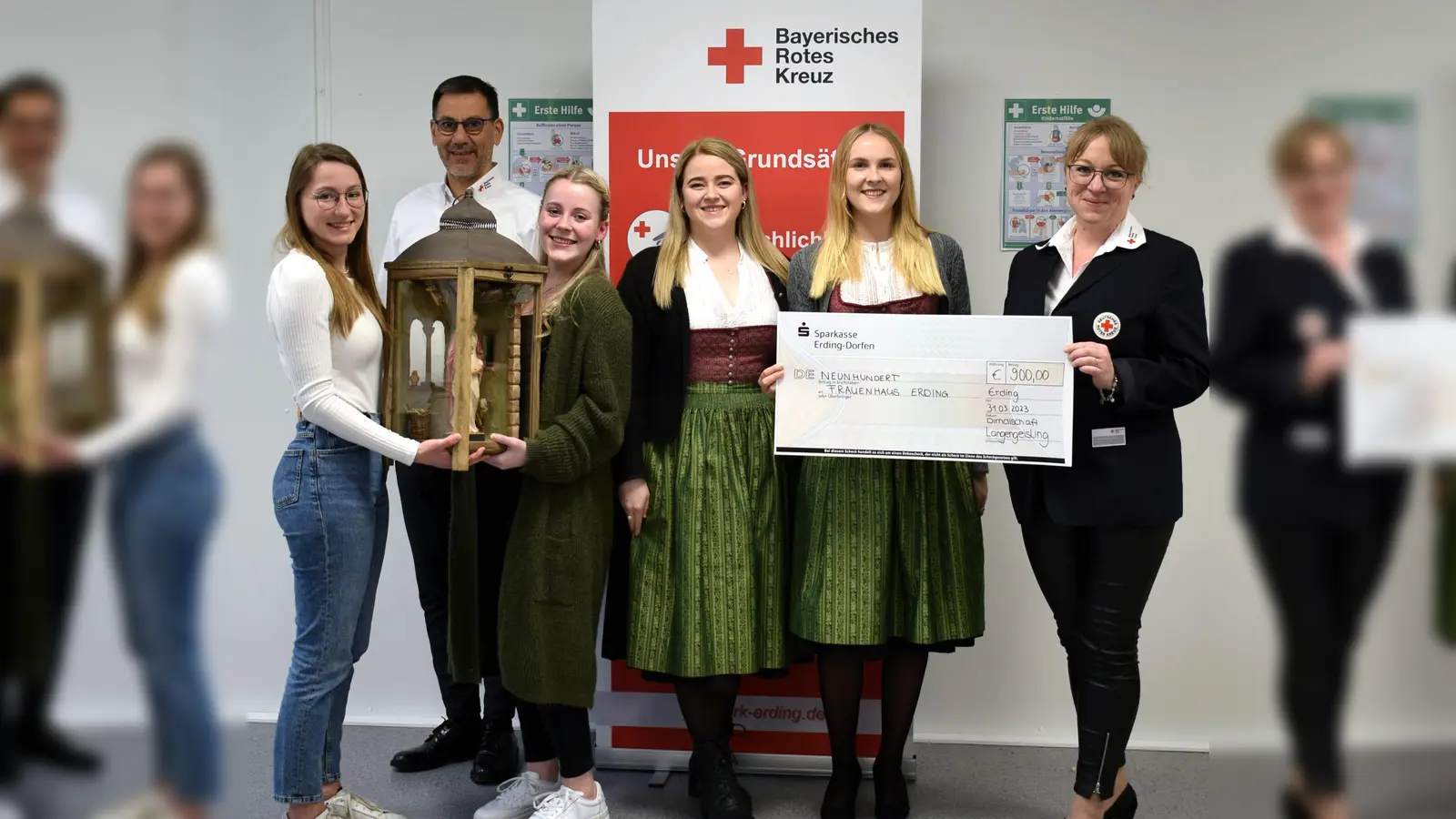 Edle Spenderinnen (von links): Nicole Sinner, BRK-Kreisgeschäftsführer Andreas Lindner, Isabella Pfanzelt, Martina Zehetmair, Sophia Hirner und Steffi Irmscher-Grothen, die Leiterin des Frauenhauses. (Foto: Danuta Pfanzelt)