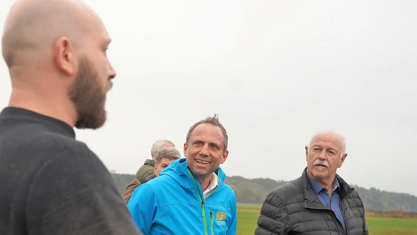 David Eschler (l.) vom Landschaftspflegeverband erläutert Umweltminister Thorsten Glauber (Mi.) und MdL Benno Zierer Maßnahmen zur Schaffung des Biotopverbunds.  (Foto: Bayerisches Staatsministerium für Umwelt und Verbraucherschutz)