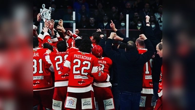 Der EHC Klostersee nach dem finalen Sieg gegen den TEV Miesbach beim Feiern mit den Fans, auf deren Unterstützung die Rot-Weißen auch in der Oberliga Süd bauen. (Foto: smg/EHC)