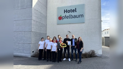 v.l.n.r. Team Hotel, Hotelmanagerin Margit Aschenbrenner, Therme Erding Geschäftsführer Marcus Maier, Hotel Geschäftsführer Christian Pompl, Therme Erding Marketing Assistenz Daniela Berger (Foto: Therme Erding)