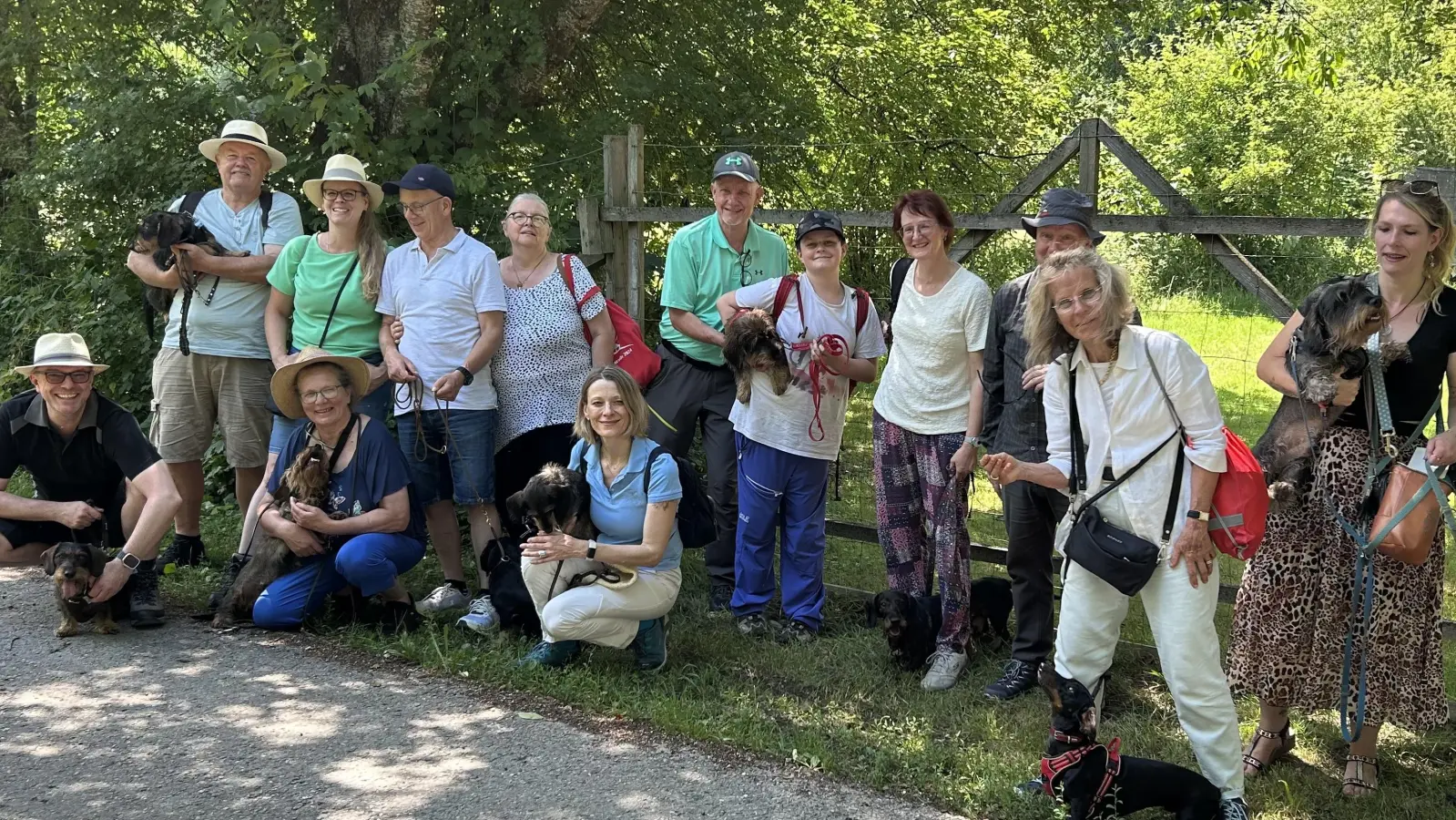 Die Mitglieder der Dackelfreunde genossen einen gemeinsamen Waldspaziergang. (Foto: Dackelfreunde)