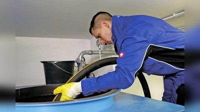 Vor der Reinigung muss der Tank leer gepumpt werden. Am besten lässt man ihn reinigen, wenn der Heizölvorrat möglichst weit aufgebraucht ist und kleine Heizölrestmengen entsorgt werden können.  (Foto: djd/IWO - Institut für Wärme und Mobilität)