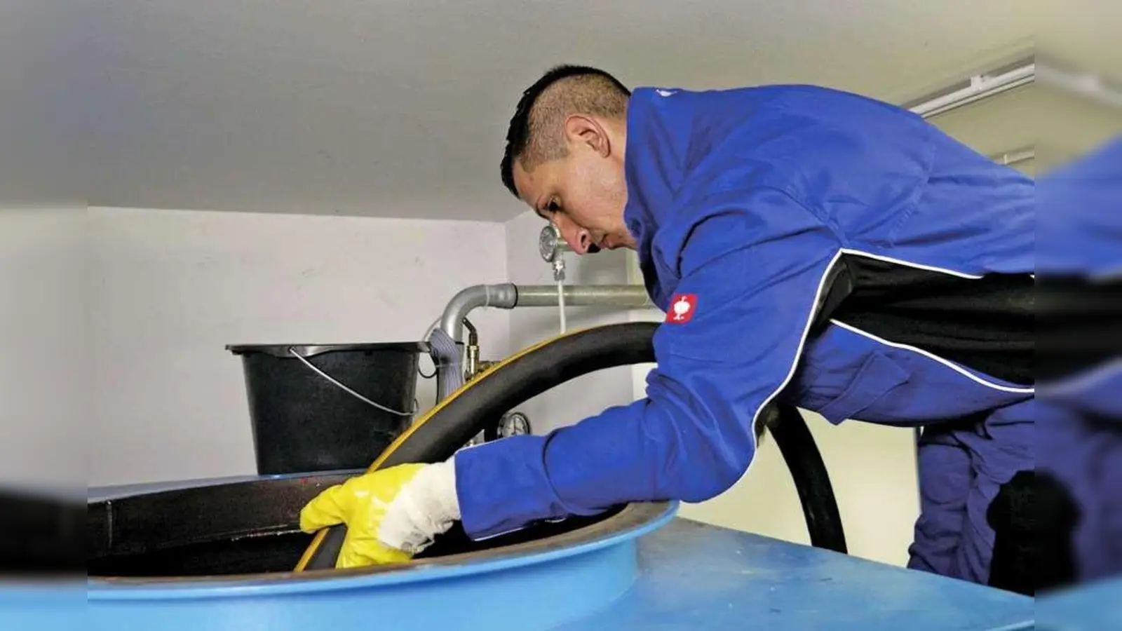 Vor der Reinigung muss der Tank leer gepumpt werden. Am besten lässt man ihn reinigen, wenn der Heizölvorrat möglichst weit aufgebraucht ist und kleine Heizölrestmengen entsorgt werden können.  (Foto: djd/IWO - Institut für Wärme und Mobilität)