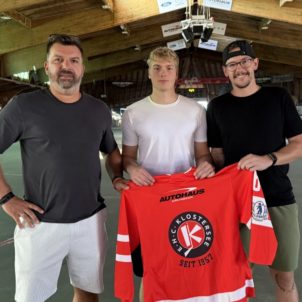 Headcoach Thomas Vogl (l.) und der Sportliche Leiter Marc Kerndl (r.) zusammen mit dem finnischen Neuzugang des EHC Klostersee, Luka Kauppila. (Foto: smg)