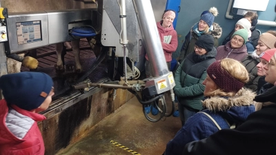 Angelika Wenhart zeigte den Teilnehmenden, wie der Melkroboter zum Lernhighlight für Schüler wird. (Foto: AELF EE)